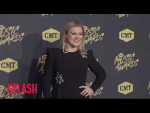 VIDEO : Kelly Clarkson Has Appendix Removed Hours After Billboard Awards