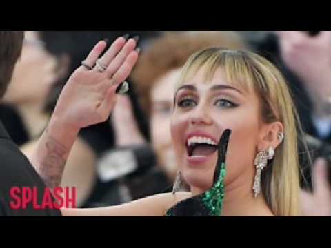 VIDEO : Miley Cyrus Announces New Music