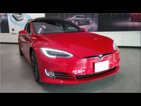 VIDEO : Risky Couple Shoots Risque Film In A Tesla On Auto-Pilot