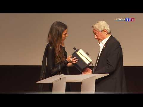 VIDEO : Cannes : une Palme d'honneur pour Alain Delon
