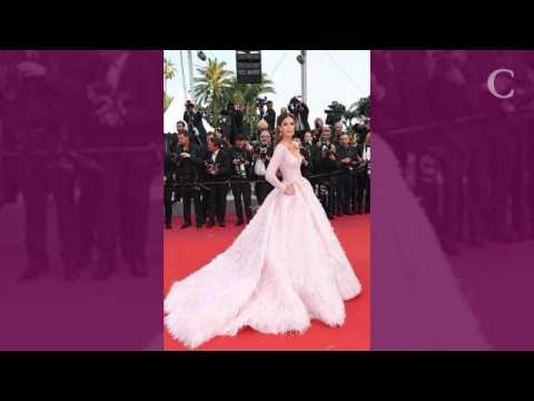 VIDEO : PHOTOS. Cannes 2019. Iris Mittenaere illumine le tapis rouge dans une robe rose digne d'une