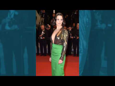VIDEO : Lucie Lucas, l'actrice de la srie Clem, a enflamm le festival de Cannes avec une tenue ult