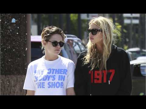 VIDEO : Kristen Stewart & Stella Maxwell Spotted On Lunch Date