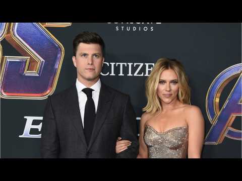 VIDEO : Scarlett Johansson And Colin Jost Are Engaged
