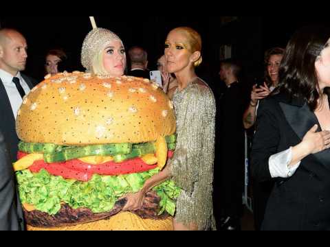 VIDEO : Katy Perry tombe  la renverse habille en hamburger