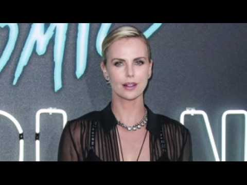 VIDEO : Charlize Theron Is Tough 'To Be In A Relationship With'