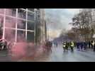Fumigène devant le commissariat à Reims