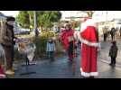 Le Père Noël de passage devant la gare