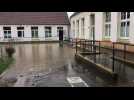 L'eau envahit la cour de l'école d'Hesdigneul-lès-Boulogne