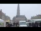 Neige: premiers flocons sur le marché d'Arras et le beffroi