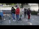 Mexique : les familles de malades du Covid-19 remplissent des bouteilles d'oxygène gratuitement