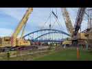 Installation de la nouvelle structure d'un pont à Hautrage