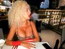 La robe d'Afida Turner a deux doigts d'exploser...