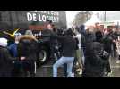 Les supporters fêtent leurs joueurs à leur arrivée au stade