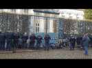 Les policiers en colère déposent leur casque devant la préfecture de Nantes