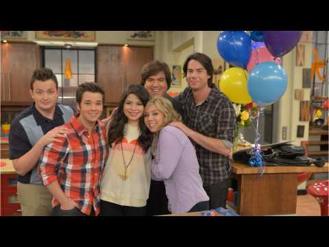 VIDEO : 'iCarly' Is Getting A Remake