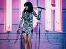 Jenifer : cette robe moulante et au motif très particulier... fallait oser !