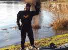 Il surfe sur le lac de Sedan, déguisé en Batman