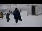 Bosnie: des migrants luttent contre le froid dans un camp incendié