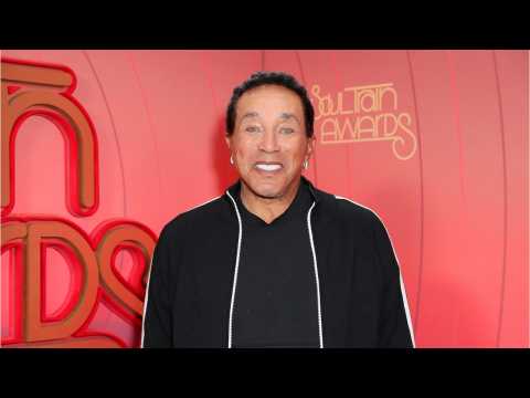 VIDEO : Smokey Robinson Makes Hanukkah Memorable For One Fan