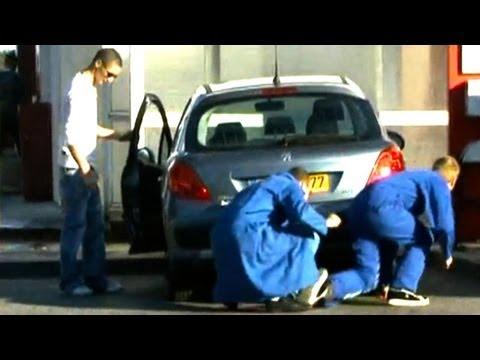 Hidden Camera : Flat car tire prank