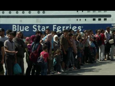 Syrian refugees reach Greek mainland, flee chaos of Lesbos