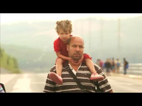 Refugee crowds build at Macedonia border