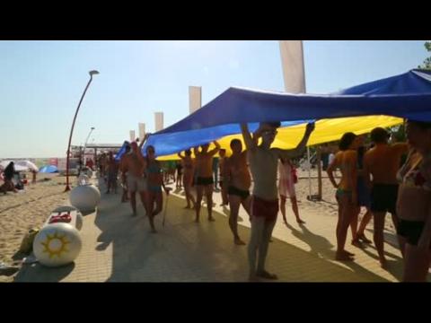 Ukrainians unfurl 1 km-long flag for Independence Day