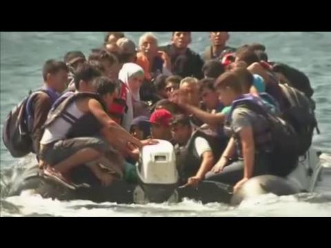 Migrants in Turkey board dinghy for Greece