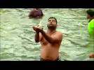Thousands of Hindus take holy dip