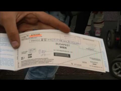 Migrants leave Hungary for Vienna and Munich