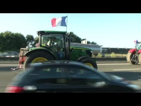 Hundreds of tractors move on Paris in farmers protest