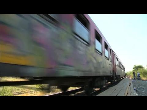 EU-bound refugees fill latest train from Macedonia
