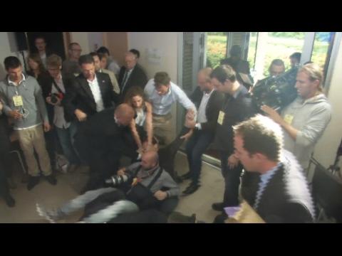 Manuel Valls perturbé à Calais par une Femen