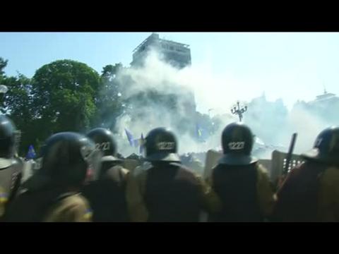 Clashes erupt outside Ukraine parliament
