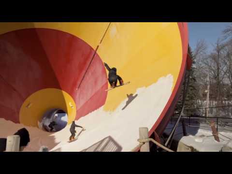 2 minutes de snowboarders à l'assaut d'un parc aquatique