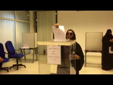 Saudi women vote for first time in local elections