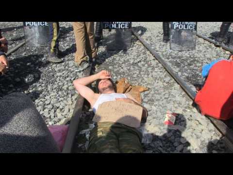 UNHCR: Over 10,000 migrants stranded at Greece-Macedonia border