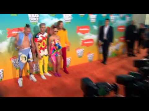 Stars arrive at Kids' Choice Awards