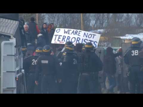 Tear gas and clashes as police clear Calais migrant camp