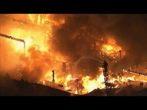 Massive fire engulfs commercial building in LA