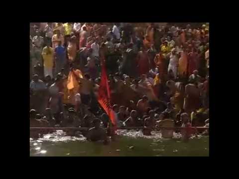 Thousands of Hindu holy men dip in Ujjanin river