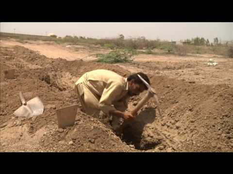Pakistan digs mass graves as heat wave looms