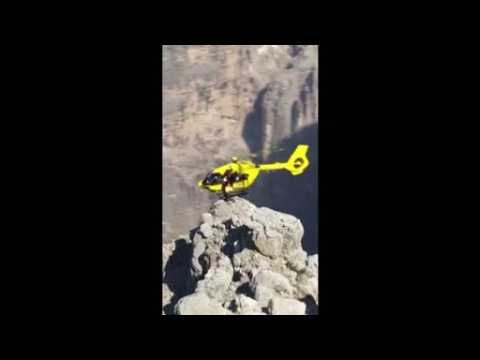 Italian alpine rescuers perform dramatic simulation rescue