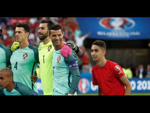 Il réussit à faire un selfie avec Ronaldo à quelques seconde du match