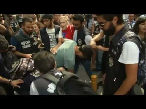 Police disperse Istanbul Gay Pride parade, detain activists