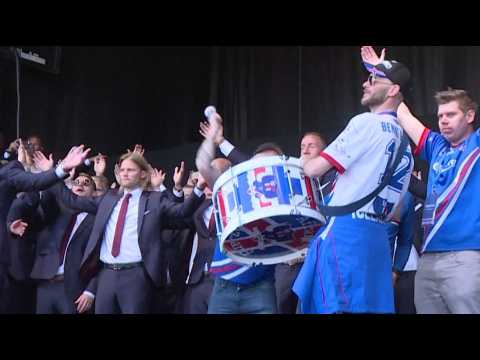 Clapping gigantesque pour le retour des héros islandais