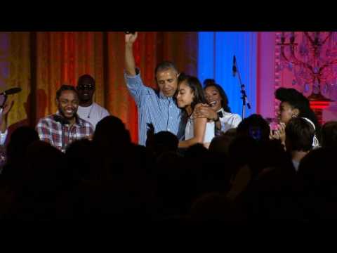 Obama sings 'Happy Birthday' to Malia