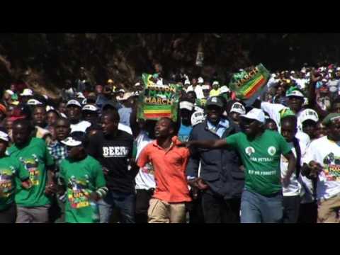 Thousands of Zimbabweans march in support of Mugabe