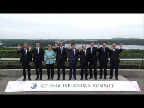 World leaders pose for G7 family photo in Japan